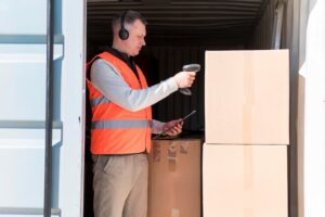 Hombre escaneando mercancía exportada a Estados Unidos